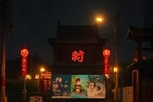 《候鸟的返程票》横版剧照，候车大厅里的行李箱