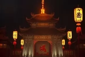 《河口的午后》横版剧照，渡口木船与晾晒渔网