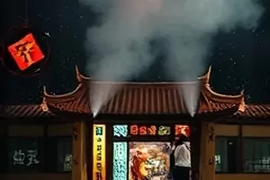 《铁轨尽头》横版剧照，黄昏铁轨延伸向远方