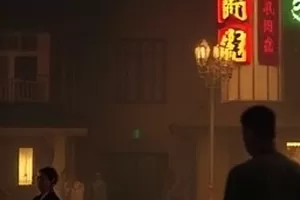 《晚风停在第几站》横版剧照，公交站牌前的两个人